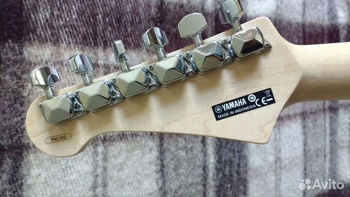 Электрогитара Yamaha + Аксессуары