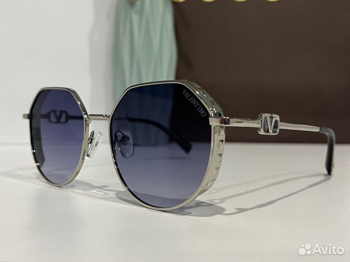 Солнцезащитные очки женские valentino