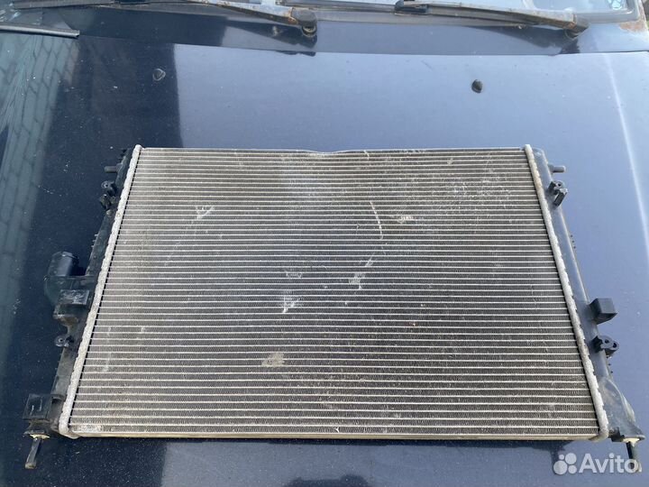 Радиатор охлаждения на LADA largus