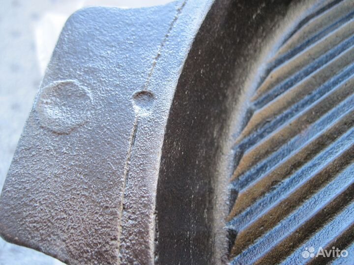 Чугунные сковорода гриль и кастрюля