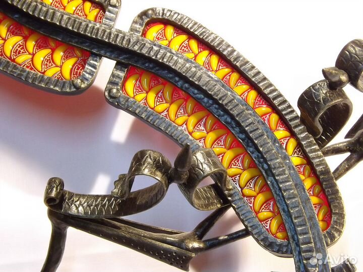 Кованый дракон с вставками из запеченного стекла