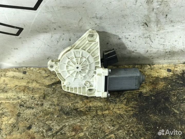 Моторчик стеклоподъемника задний правый