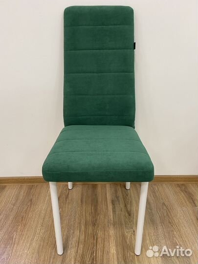 Стул с высокой спинкой