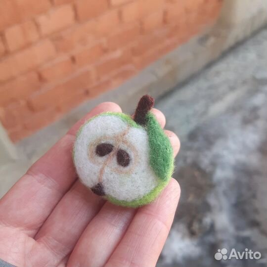 Брошь зелёное яблоко