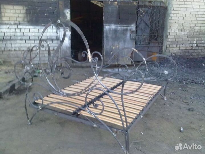Кровать