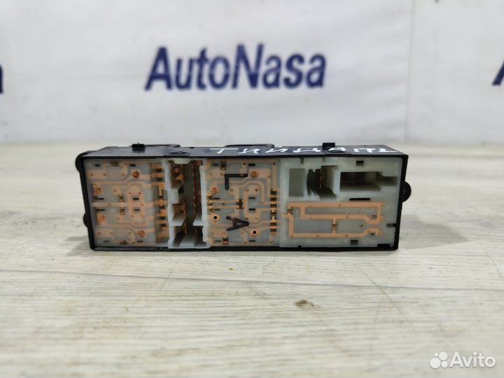Блок управления стеклоподъемниками Nissan Tiida