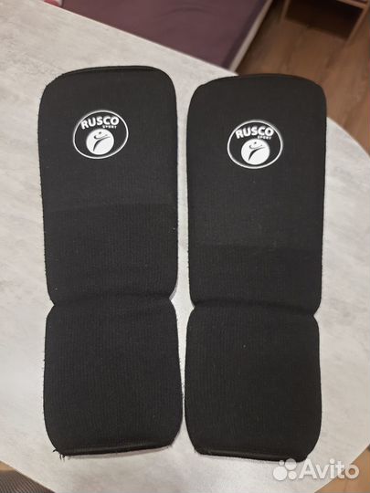 Щитки и перчатки для единоборств