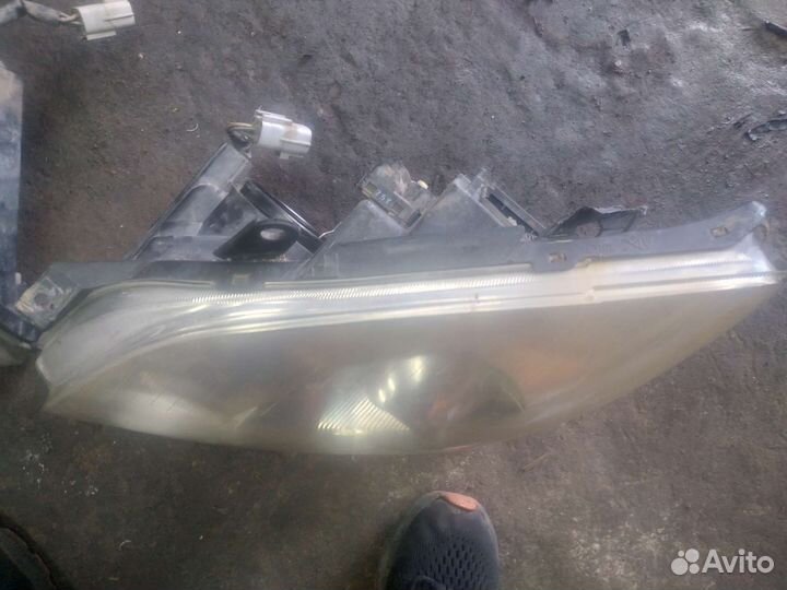 Фары на toyota avensis 250