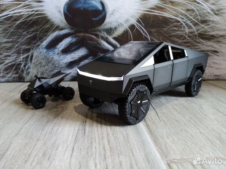 Tesla Cybertrack с квадриком 1:24