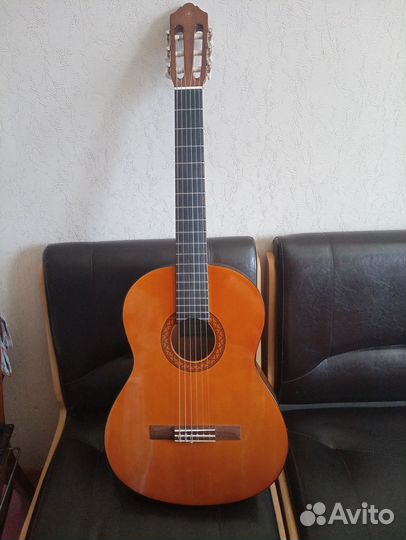 Продам гитару Yamaha c40