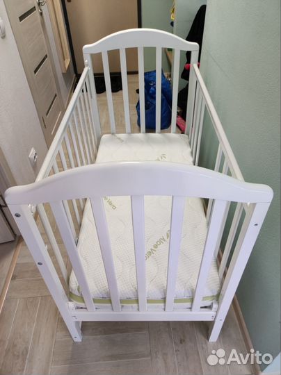 Детская кровать с маятником