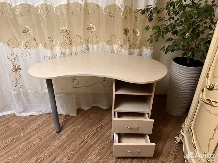 Стол для маникюра бу