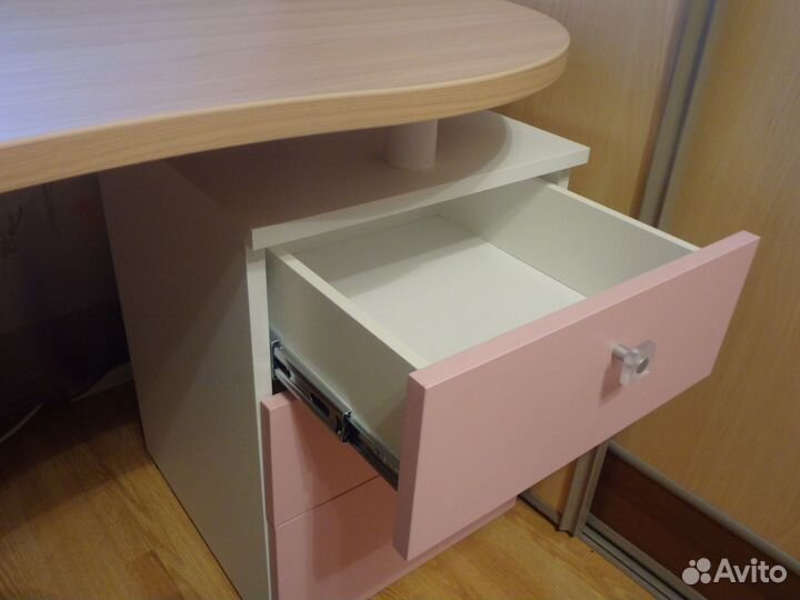 Письменный школьный стол с тумбой Инволюкс