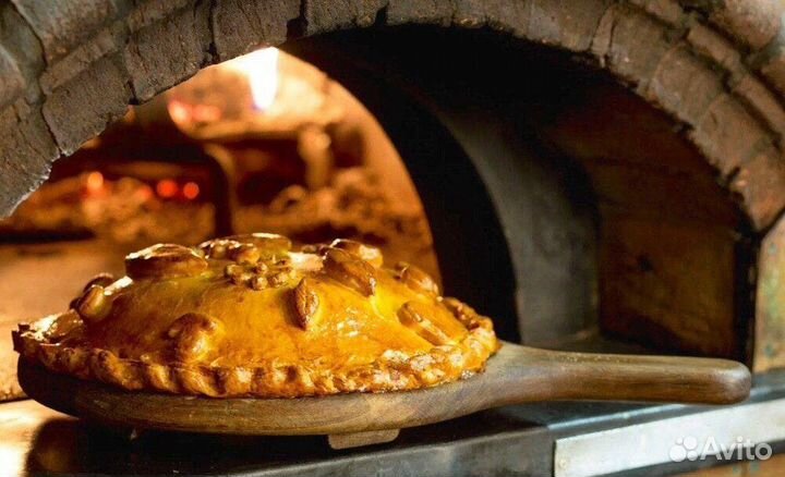 Продавец в кафе в русском стиле