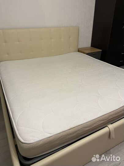 Кровать с матрасом 180х200