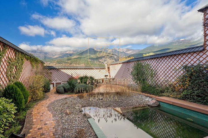 Дом 221 м² на участке 2,7 сот.