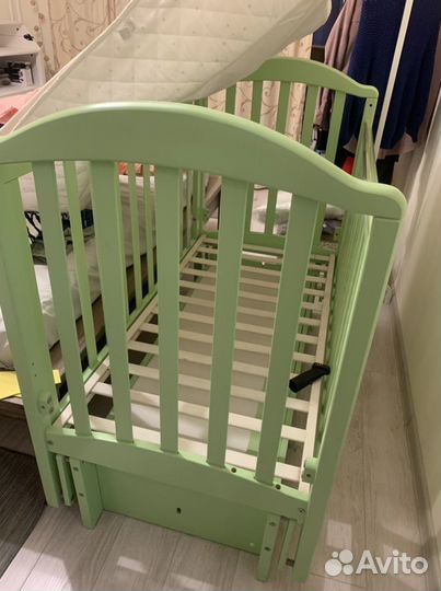 Детская кроватка с маятником и ящиком
