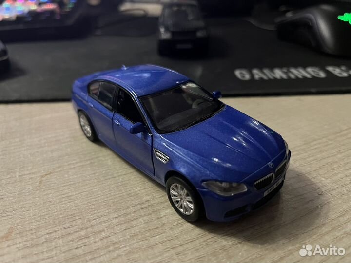 Железные игрушечные машины