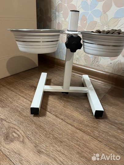 Подставка с тарелками для собак