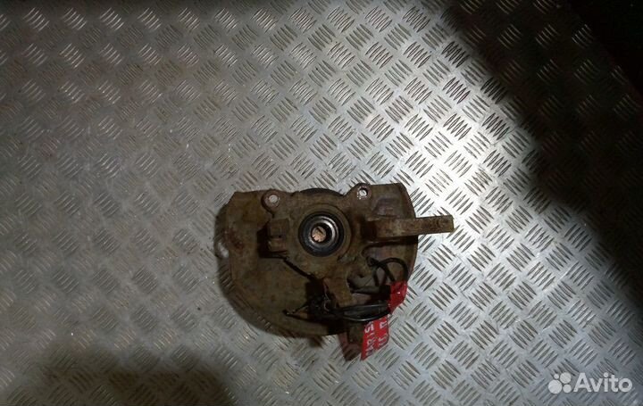 Кулак передний правый Mitsubishi Carisma I