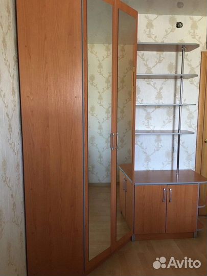 Угловой шкаф с зеркалом, стеллажом и тумбой