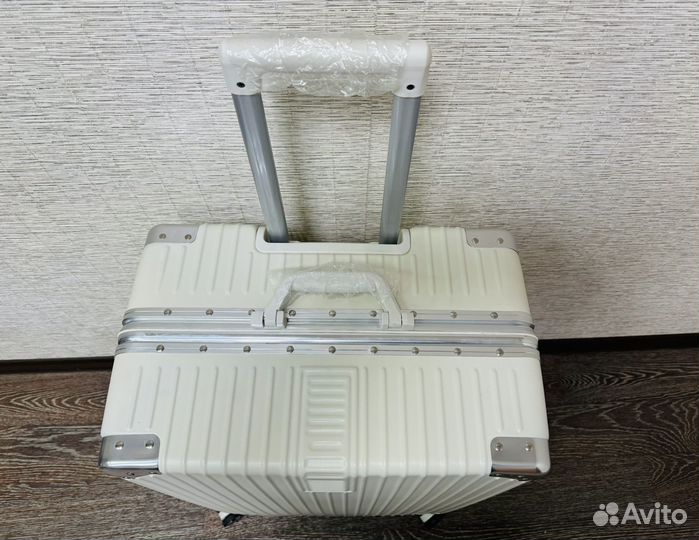 Чемодан без молнии большой новый