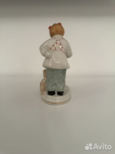 Фарфоровая статуэтка девочка с собакой зхк СССР