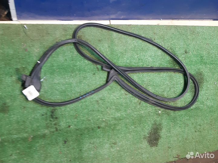 Уплотнитель двери передней левой Toyota LC 200