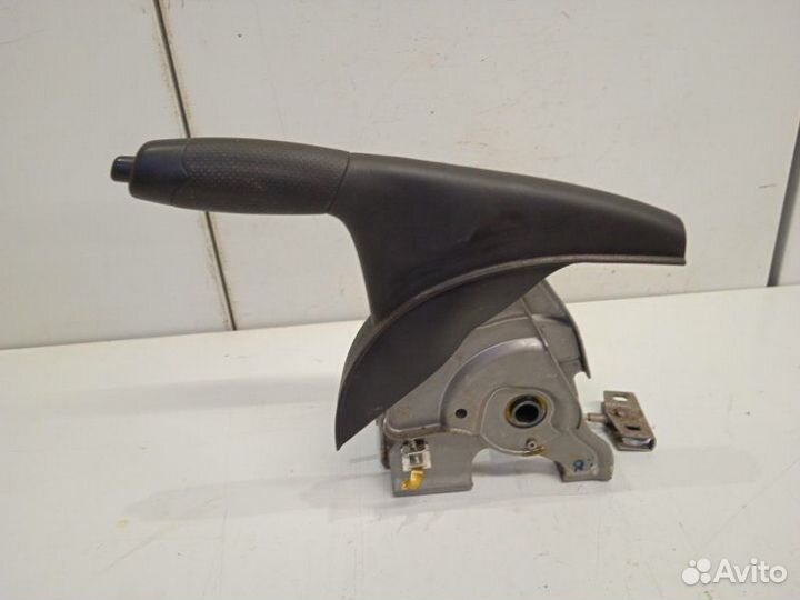 Рычаг стояночного тормоза Nissan Juke 2011