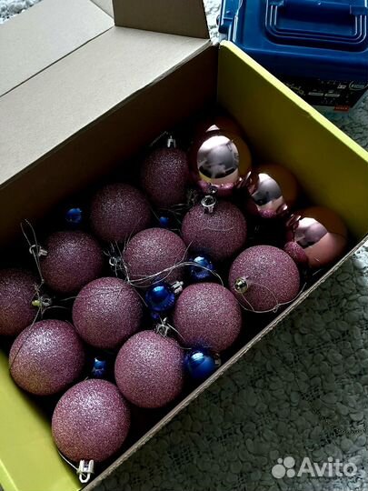 Гирлянда и шарики на ёлку