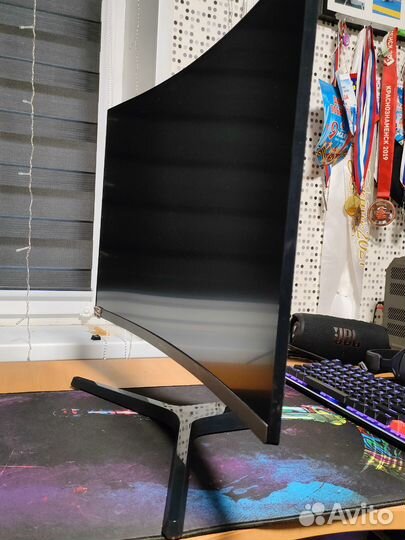 Изогнутый монитор Samsung C27R500FHI