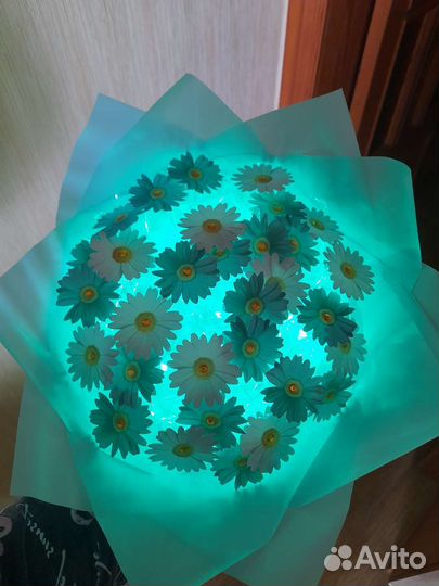 Букет из бабочек и ромашек