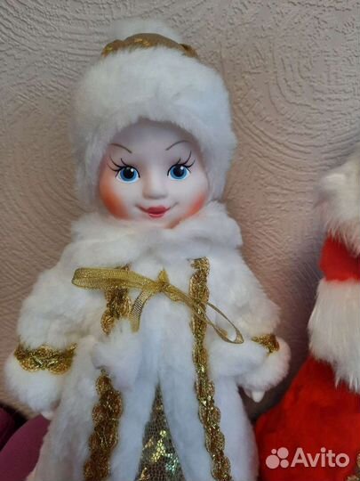 Дед мороз и снегурочка под елку