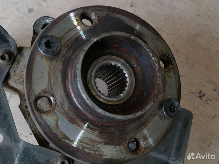 Правый поворотный кулак XRay