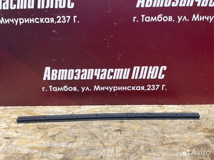 Уплотнительная резинка боковой двери передняя
