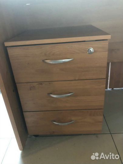 Письменный стол с тумбой