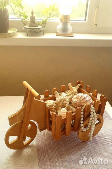 Кашпо из дерева тачка