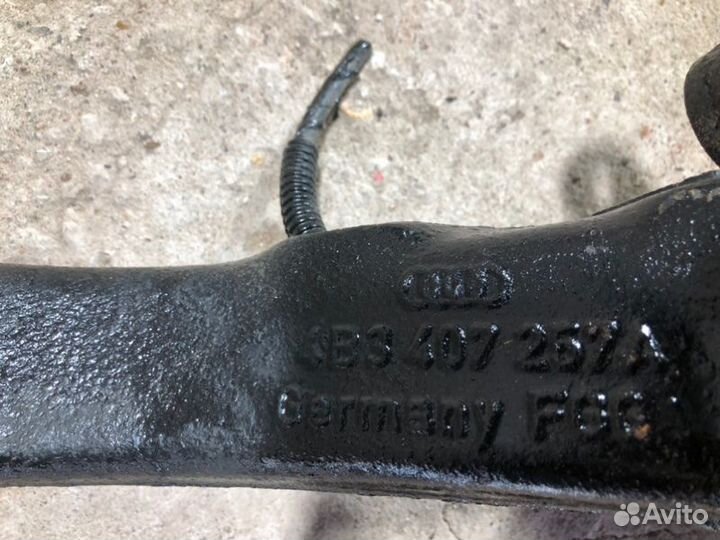 Кулак поворотный левый Audi A6 C5/4B 2.5TDI AKE