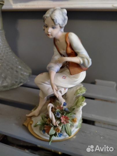 Винтажная Фарфоровая Статуэтка Торговка Цветами
