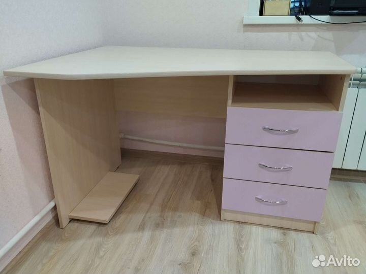 Стол и шкаф