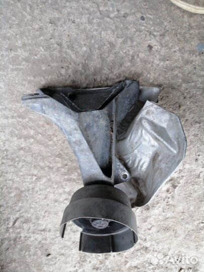 Кронштейн двигателя передний правый Audi A4 B7 2.0