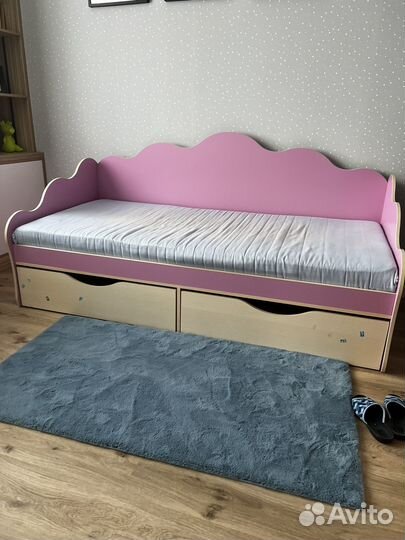 Стол для школьника и кровать