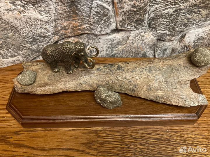 Изделие из кости мамонта. Мамонт на прогулке