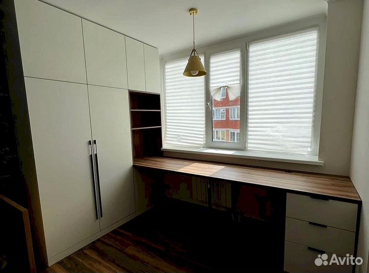 Рабочая зона для школьника у окна в рассрочку