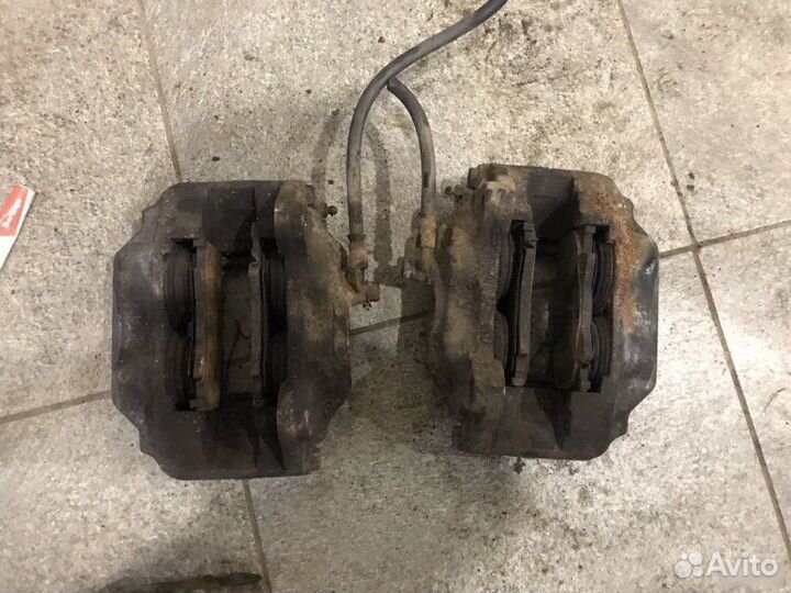 Суппорт тормозной передний Toyota Land Cruiser 105