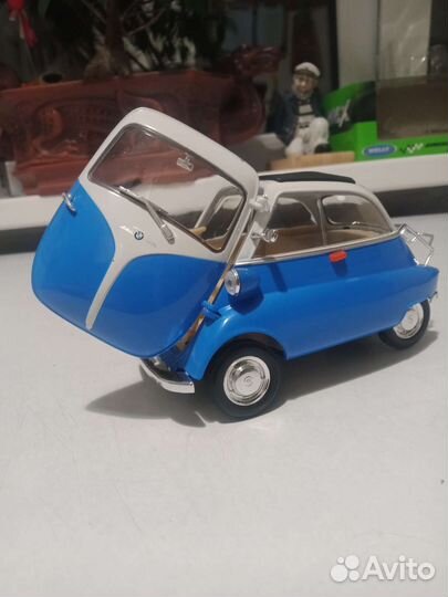 Модель автомобиля 1/18 BMW isetta