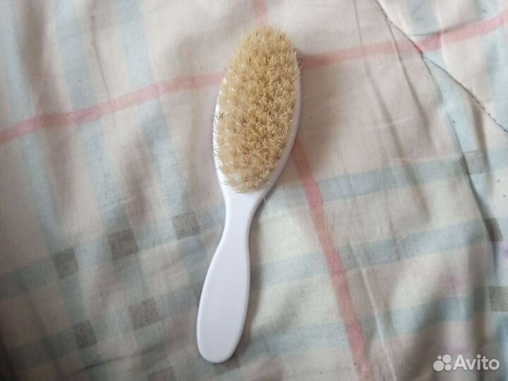 Нагрудник (слюнявчик) защитный и щеточка