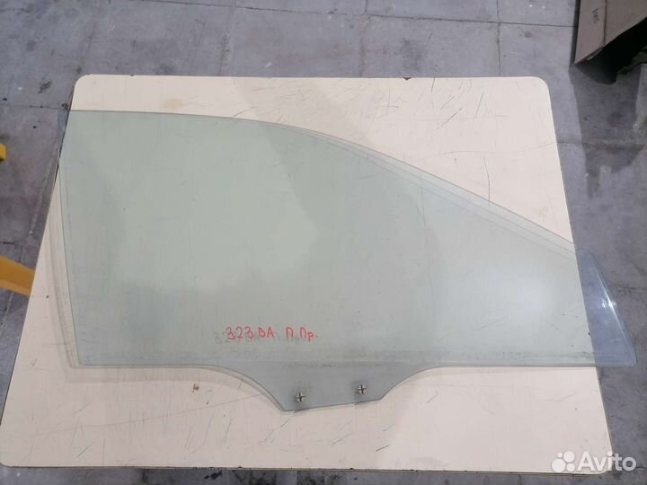 Переднее правое стекло двери Mazda 323 BA