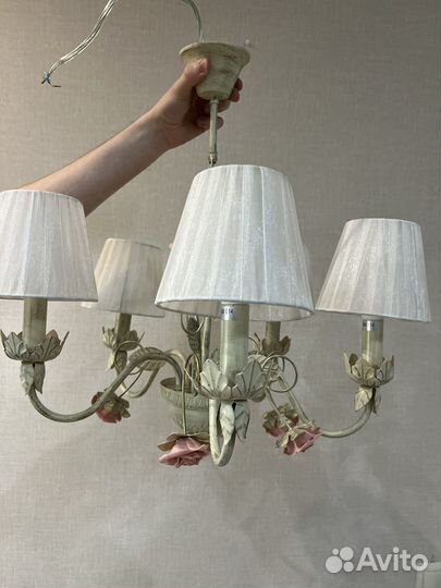 Люстра с абажуром