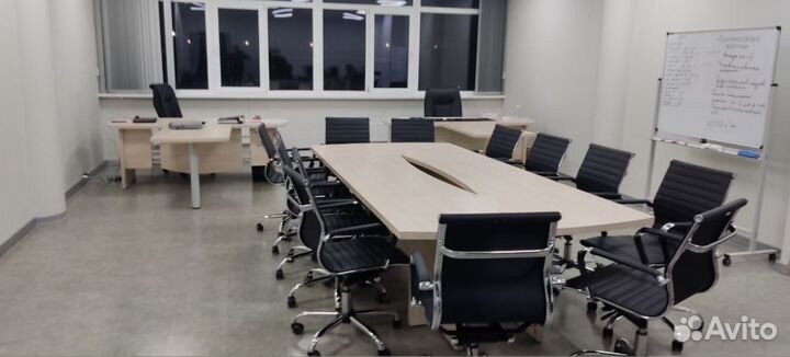 Стол переговорный. В наличии